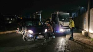 Sarıyer'de Emirgan Mahallesi'nde park halindeki tıra çarpan 34 BSM 508