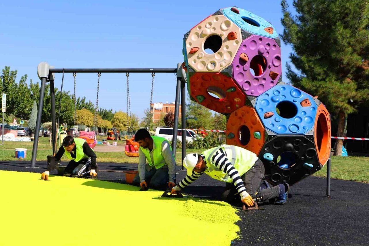 Diyarbakır Büyükşehir Belediyesi, çocuk oyun ve spor alanlarını modernize etmek