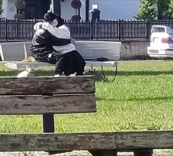 Sakarya'nın Akyazı ilçesinde bir parkta, iki genç toplum kurallarına uymayan