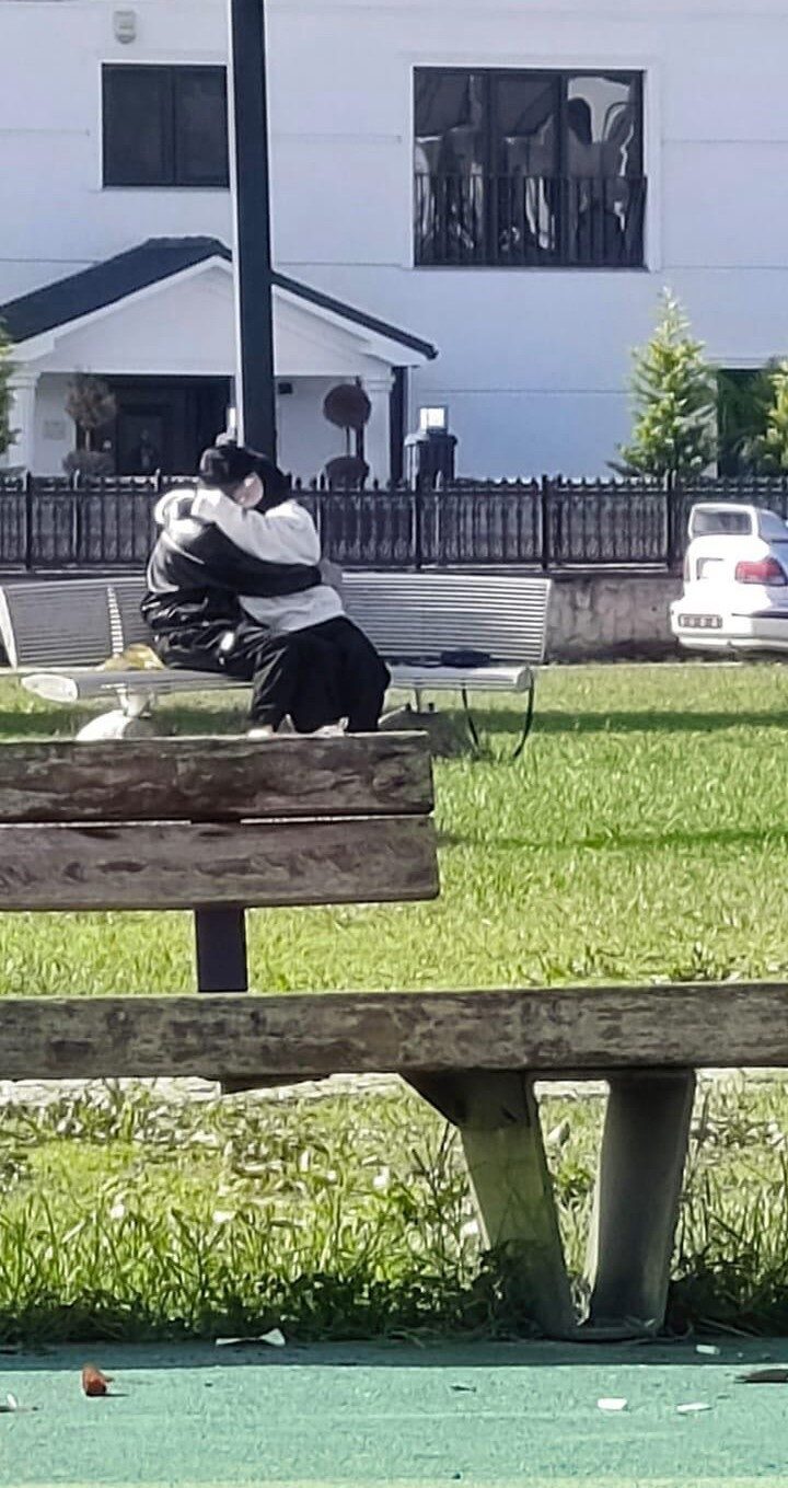 Akyazı’daki parkta uygunsuz davranış sergileyen iki gence vatandaşlardan uyarı geldi, ancak dikkate almadılar