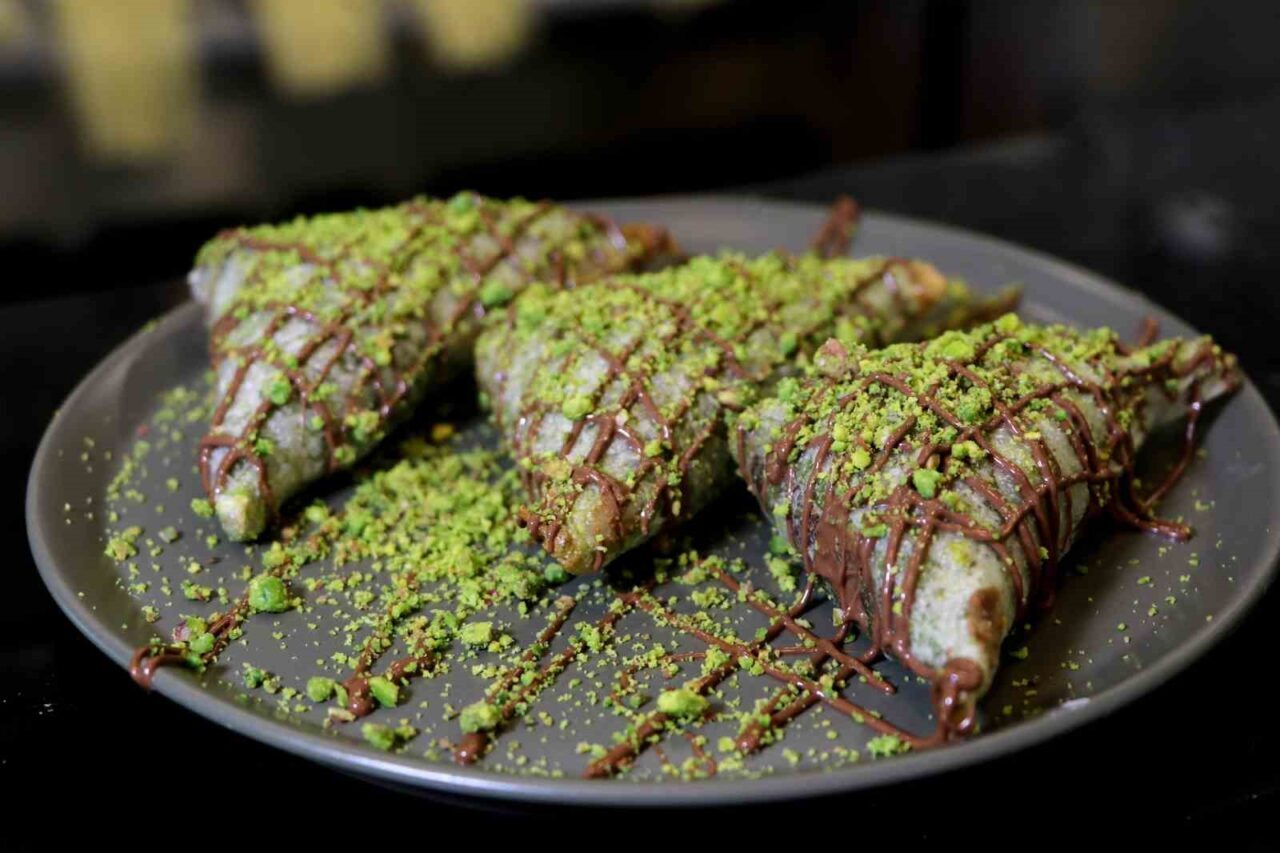 Zeynep Geyik, Adana'da geliştirdiği patentli tatlısı "Adana bombası" ile büyük