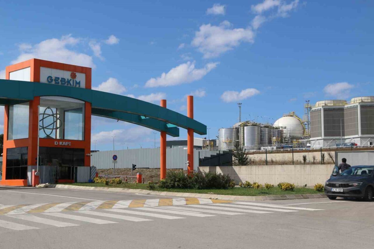 Kocaeli'nin Dilovası ilçesindeki GEBKİM OSB'de bir fabrikada patlama gerçekleşti, iki