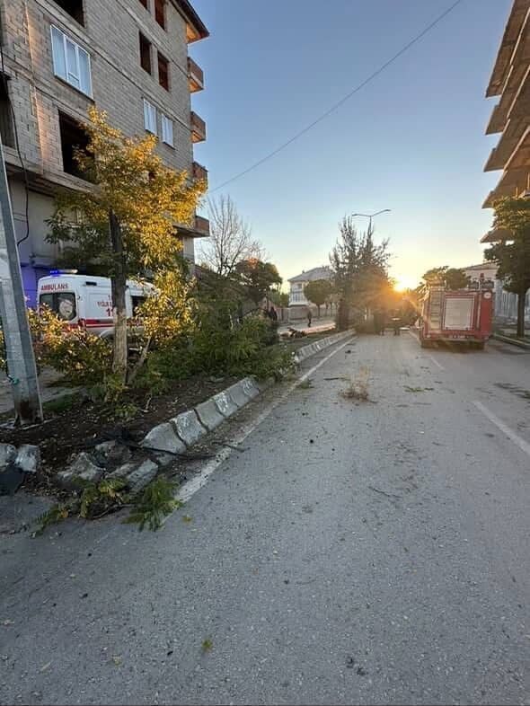 Ağrı'nın Patnos ilçesinde, Atatürk Mahallesi'nde bir otomobil, sürücüsü E.K.'nın kontrolünü