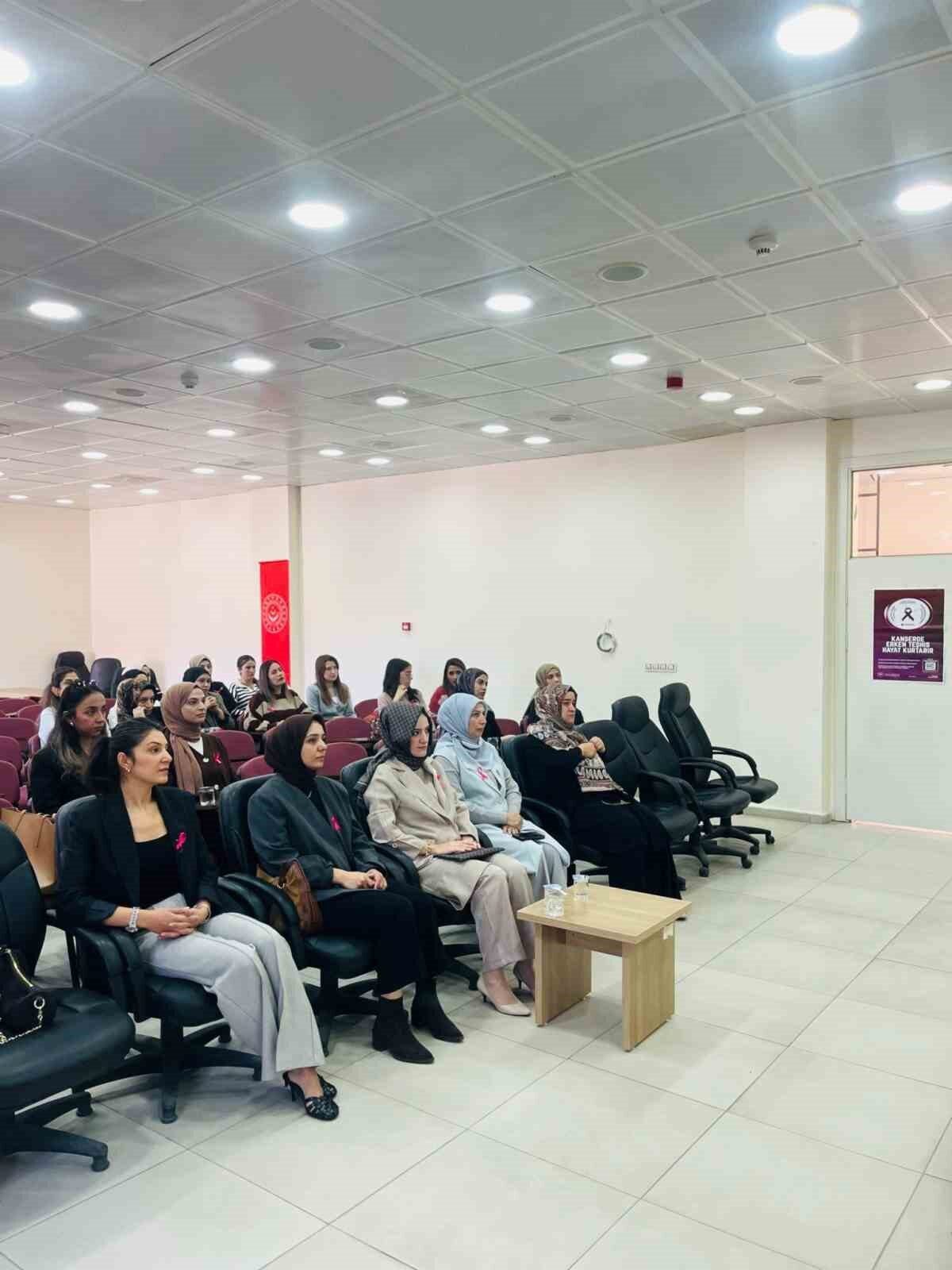 Ağrı'nın Patnos ilçesinde, "Meme Kanseri Farkındalık Ayı" etkinliği gerçekleştirildi. Merve