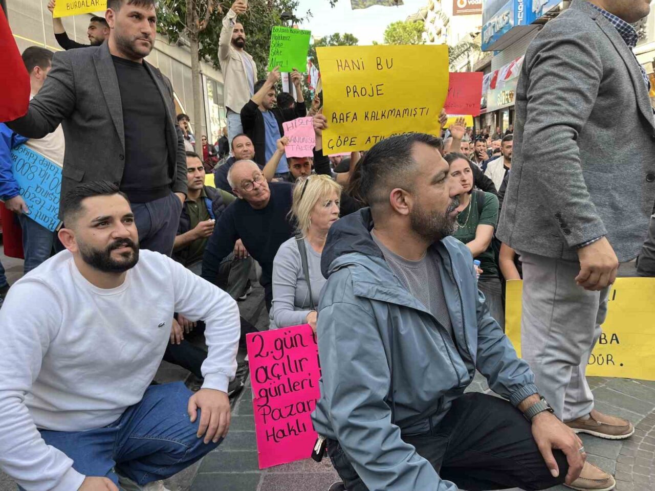 Karşıyaka’da Pazarcılar, Bostanlı Pazarı’nın Devri İçin Belediye Başkanını İstifaya Çağırdı