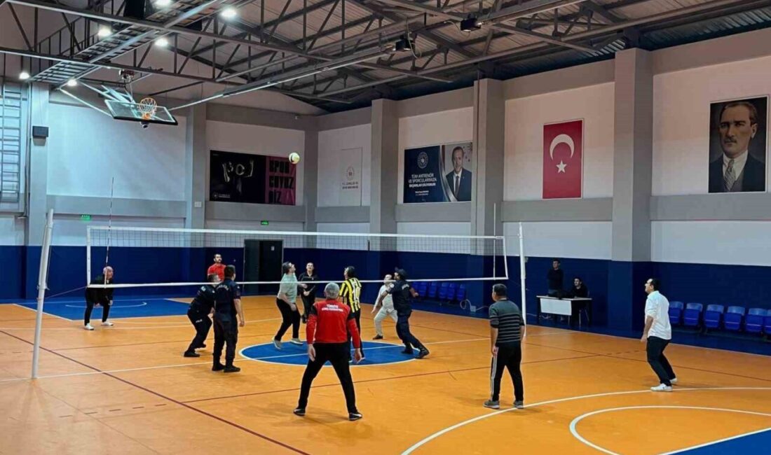 Bilecik'in Pazaryeri ilçesinde Amatör Spor Haftası etkinlikleri kapsamında düzenlenen voleybol