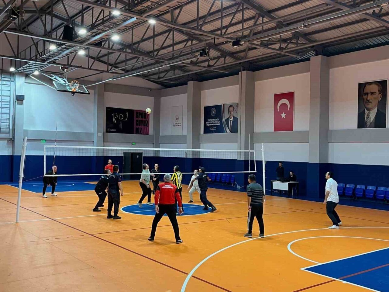Bilecik'in Pazaryeri ilçesinde Amatör Spor Haftası etkinlikleri kapsamında düzenlenen voleybol