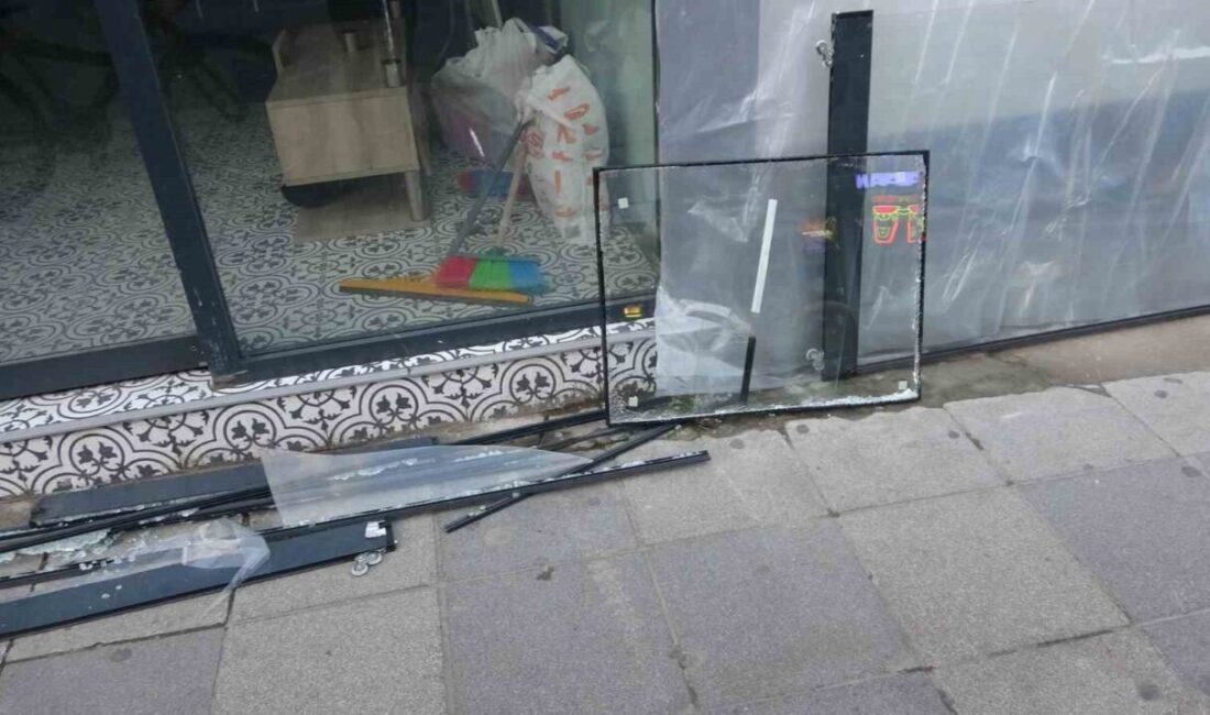 Pendik’te Kontrolden Çıkan Araç Bariyeri Aşarak Dükkanın İçine Girdi, Yaralanan Yok Pendik'te, tansiyonu düşen bir kadın sürücünün kontrolünden çıkan otomobili, bariyerleri