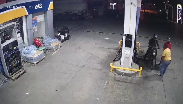 Adana'da, motosikletli iki kasklı şüpheli, önce bir petrol istasyonunun marketini,