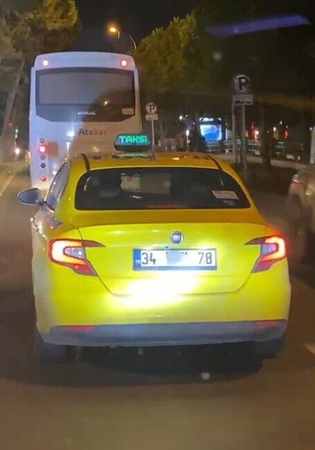İstanbul Sancaktepe'de, bir ticari taksinin arka plakasının kapatılarak trafikte ilerlemesi