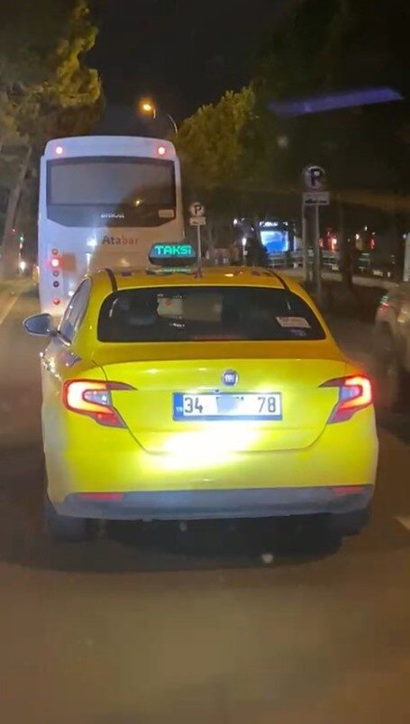 İstanbul Sancaktepe'de, bir ticari taksinin arka plakasının kapatılarak trafikte ilerlemesi