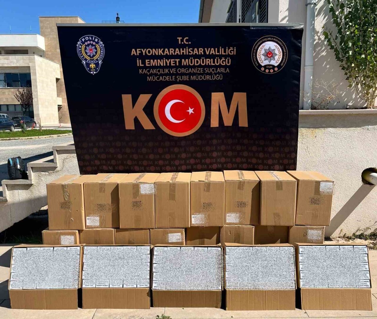 Afyonkarahisar'da polis, şüpheli bir kamyonette 210 bin adet sahte bandrollü
