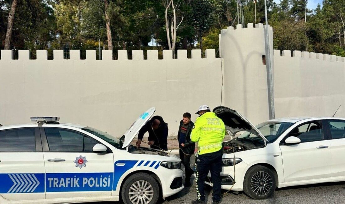 Bilecik'te trafik polisi, arızalanan bir otomobile akü takviyesi yaparak hem