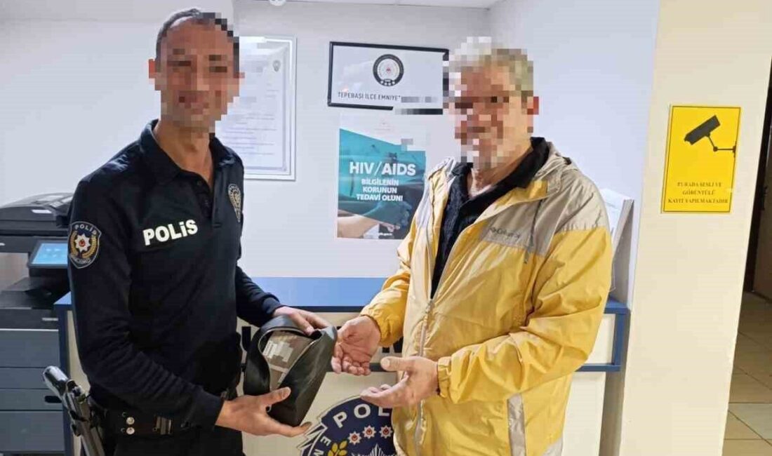 Eskişehir’de Bulunan 200 Bin TL, Polis Ekiplerinin Çabasıyla Sahibine İade Edildi Eskişehir'deki bir alışveriş merkezinde bulunan 200 bin TL, polis tarafından