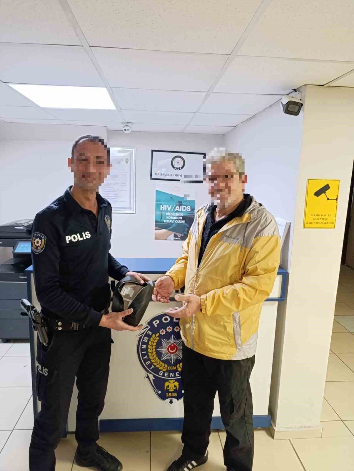 Eskişehir'deki bir alışveriş merkezinde bulunan 200 bin TL, polis tarafından