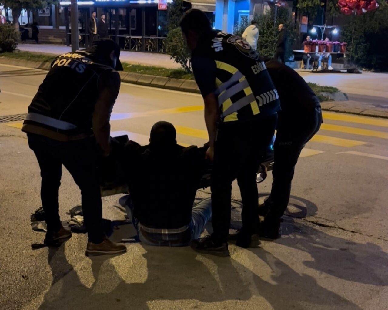 Edirne'de E.Z. isimli motosiklet sürücüsü, alkolün etkisiyle dengesini kaybedip düştü.