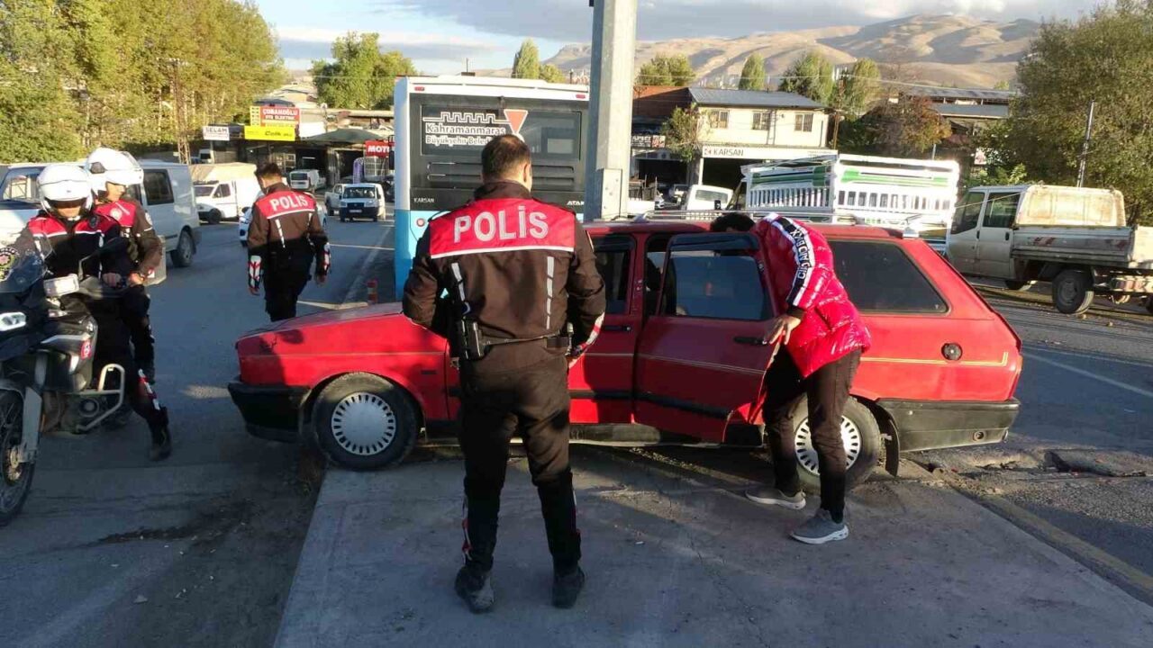 Malatya'da polisin dur ihtarına uymayan sürücü, kaçmaya çalışırken kaza yaptı.