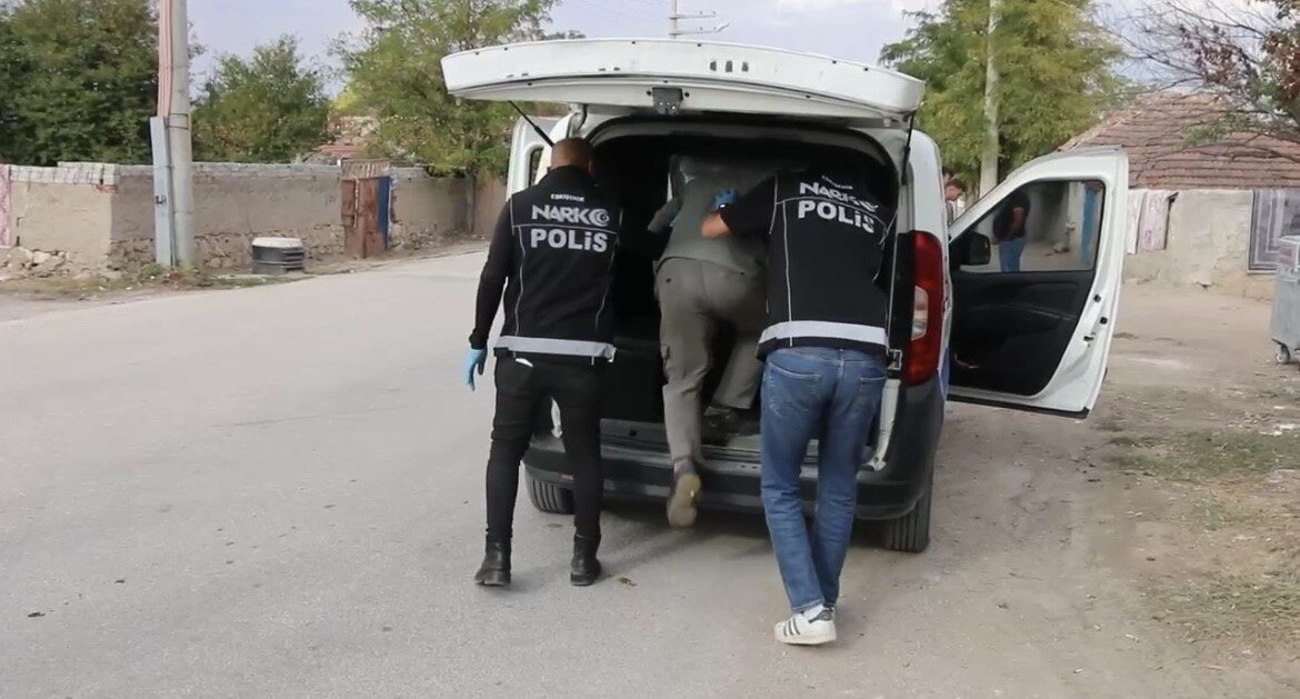 Eskişehir'in Alpu ilçesinde gerçekleştirilen geniş kapsamlı uygulamada 311 kişi, 53