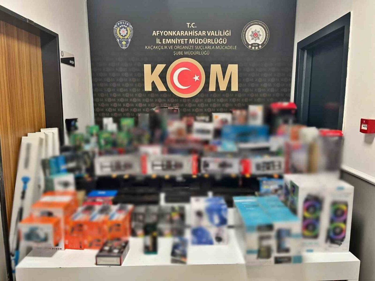 Afyonkarahisar’da yapılan polis baskınında, 200'e yakın kaçak elektronik ürün ele