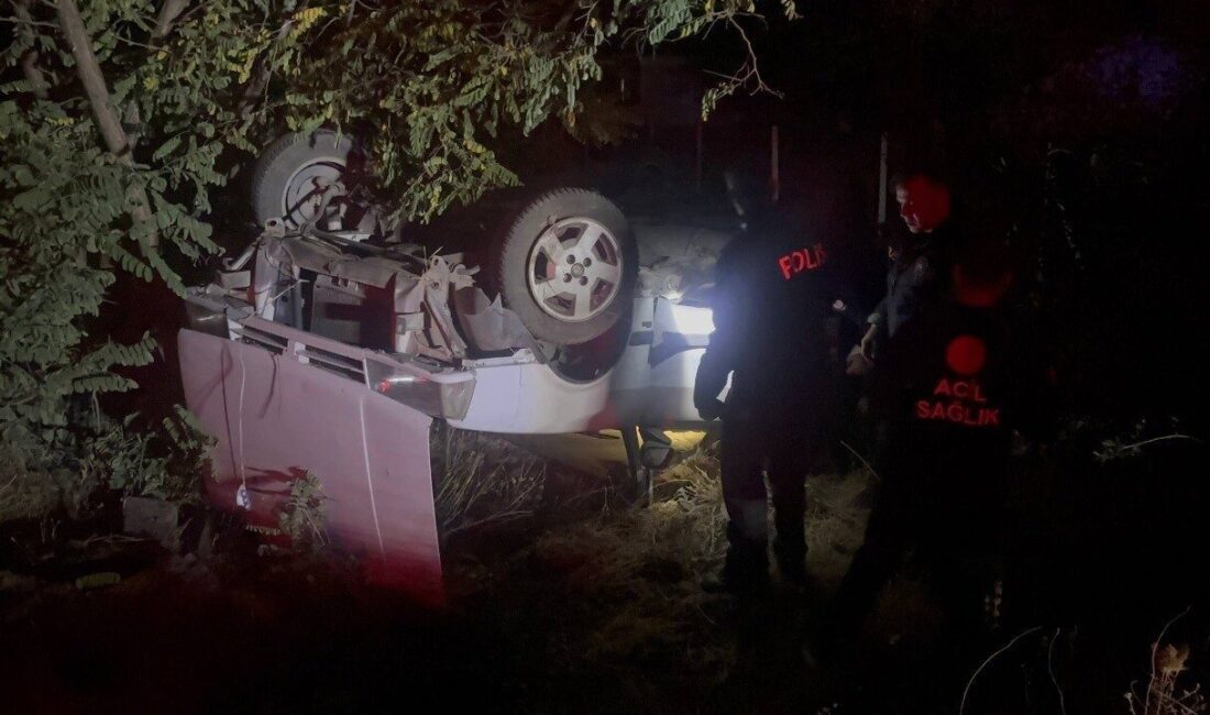 Erzincan’da ‘dur’ ihtarına uymayan sürücünün aracı takla atarak şarampole yuvarlandı, iki kişi yaralandı. Erzincan’da U.K. yönetimindeki otomobil, polisin ‘dur’ çağrısına uymayarak kaçtı ve