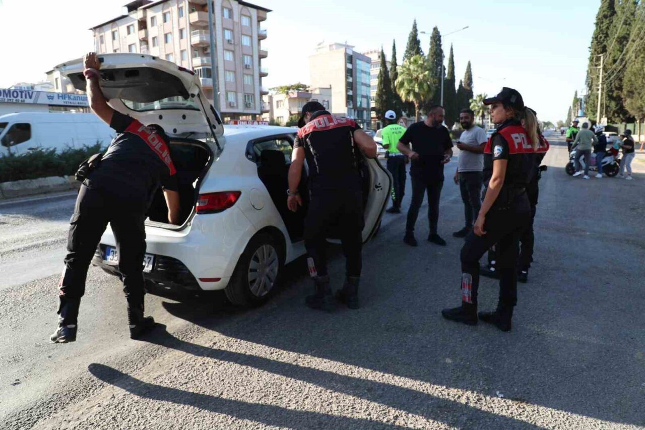 İzmir'de polis, 24-30 Ekim tarihleri arasında düzenlediği operasyonlarda aralarında hapis