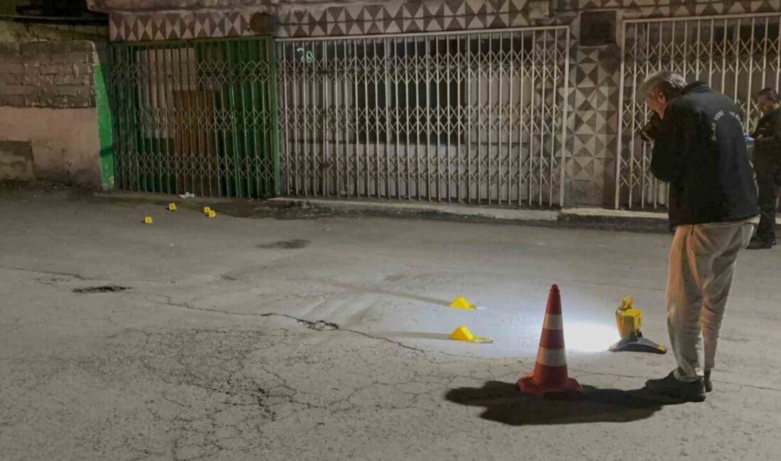 Kayseri’nin Kocasinan ilçesinde kimliği belirsiz kişiler, Uğurevler Mahallesi'nde bir eve