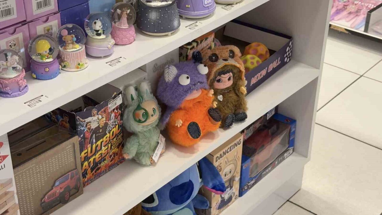 Başakşehir'deki bir alışveriş merkezinde, 2 yetişkin ve 1 çocuk, 'Labubu'