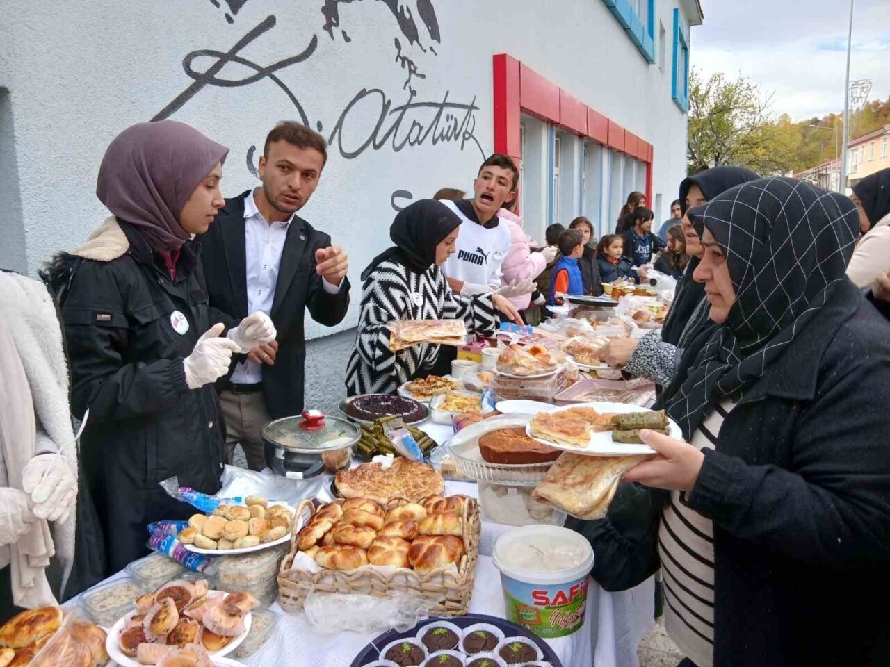 Ardahan'ın Posof ilçesinde Gazze için hayır çarşısı düzenlendi. İlçe Milli