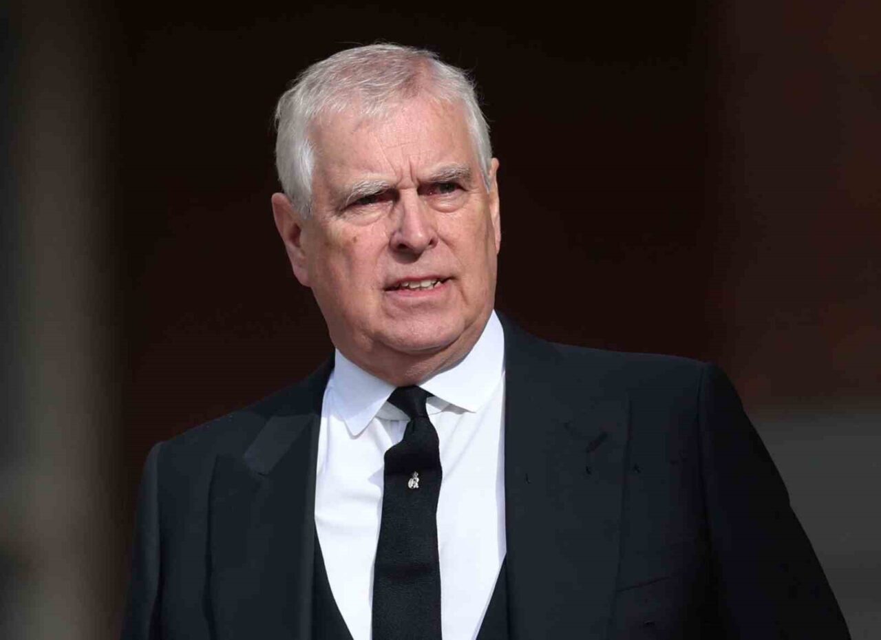 Prens Andrew, York Dükü unvanından feragat ettiğini ve artık unvanlarını