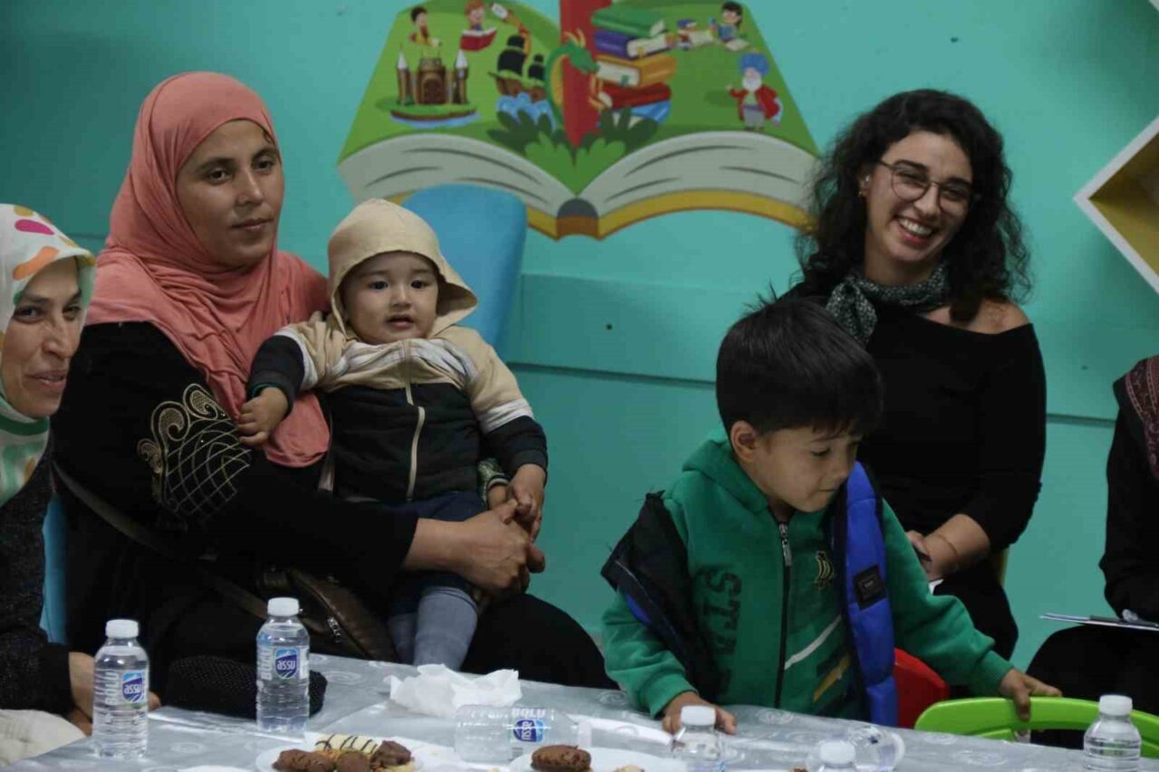 Eskişehir'deki Mareşal Fevzi Çakmak İlköğretim Okulu, "Gel Konuşalım" etkinliğiyle velileri