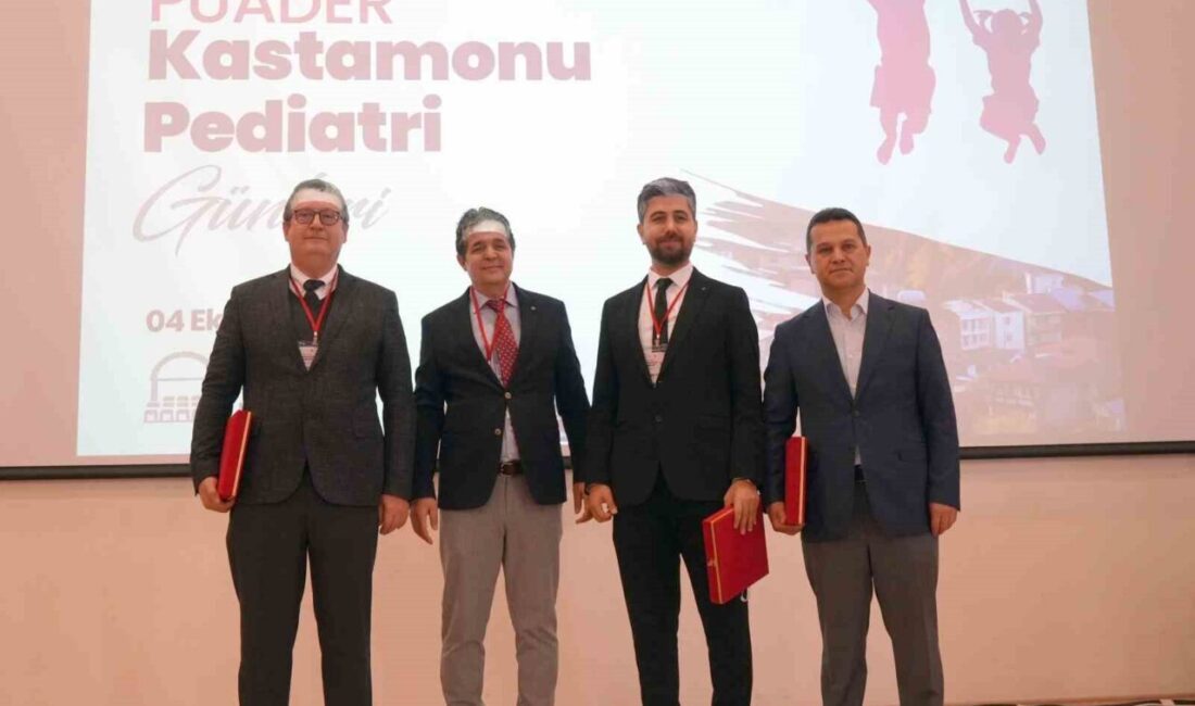 Kastamonu Üniversitesi'nde düzenlenen "PUADER Kastamonu Pediatri Günleri" sempozyumunda, Rektör Prof.