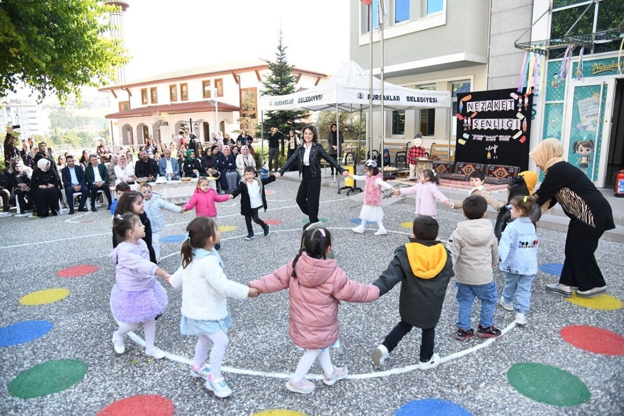 Pursaklar Belediyesi, Nezaket Okulları'nda Nezaket Haftası etkinlikleri düzenleyerek çocuklara saygı,