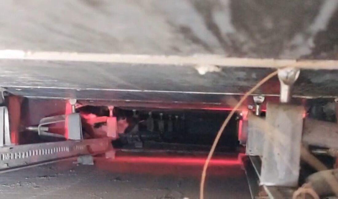 Hatay’da Reklam Panosuna Sıkışan Kedi, İtfaiye Ekipleri Tarafından Kurtarıldı Hatay'ın İskenderun ilçesinde bir kedi, reklam panosuna sıkıştı. Vatandaşların ihbarı