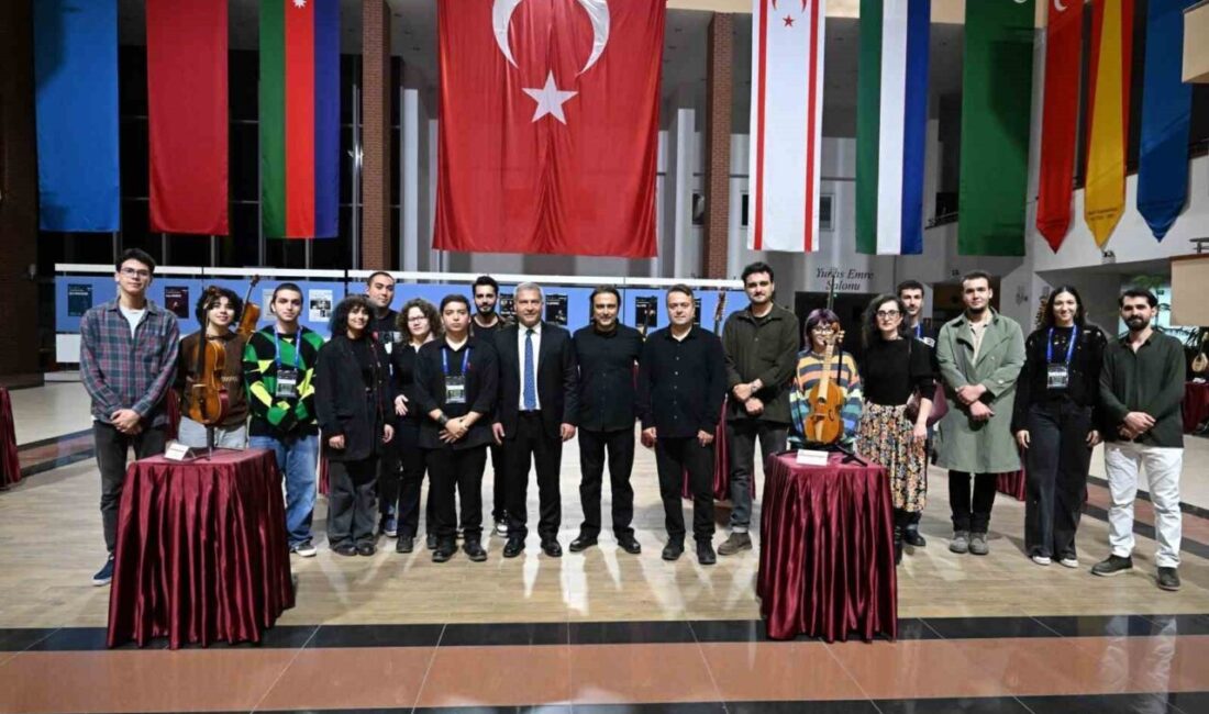 Anadolu Üniversitesi’nde Öğrenci Merkezi’nde Konservatuvar Öğrencilerinin Eserleriyle Sergi Açıldı Anadolu Üniversitesi, Devlet Konservatuvarı Çalgı Yapımı ve Onarımı Bölümü öğrencilerinin