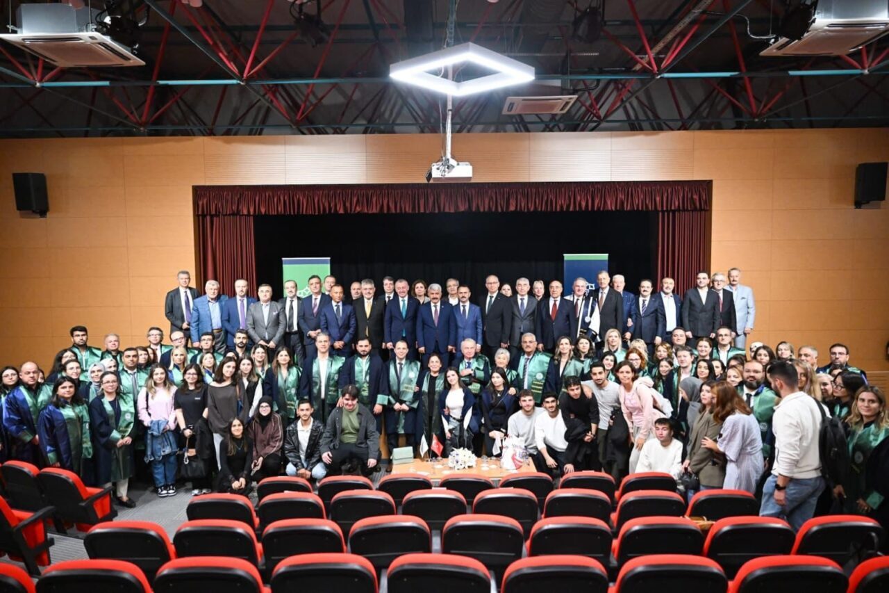Kocaeli Sağlık ve Teknoloji Üniversitesi'nde yeni akademik yıl açılışı yapıldı.