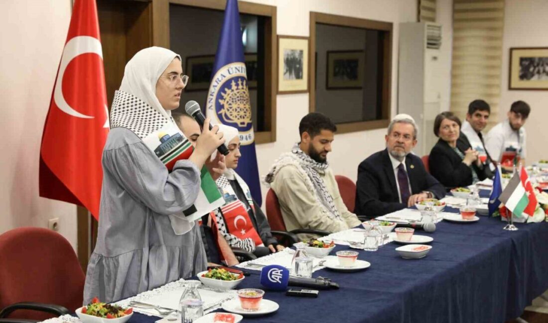 Ankara Üniversitesi Rektörü Necdet Ünüvar, üniversitedeki 72 Filistinli öğrenciyle bir