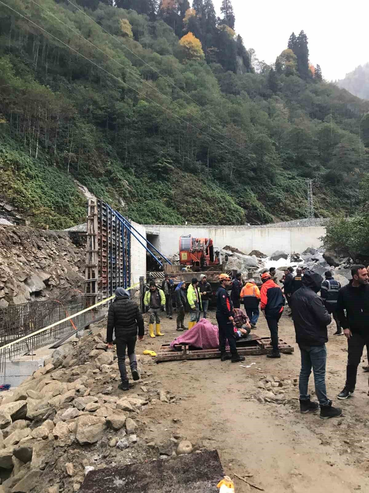 Rize'nin Çamlıhemşin ilçesinde dere ıslahı çalışmaları sırasında beton kalıbı çöktü,