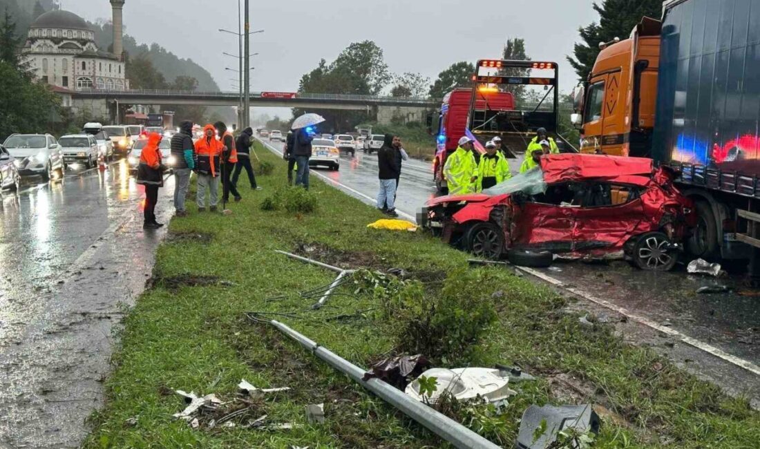 Rize'nin Çayeli ilçesinde meydana gelen trafik kazasında, otomobilin tır dorsesine
