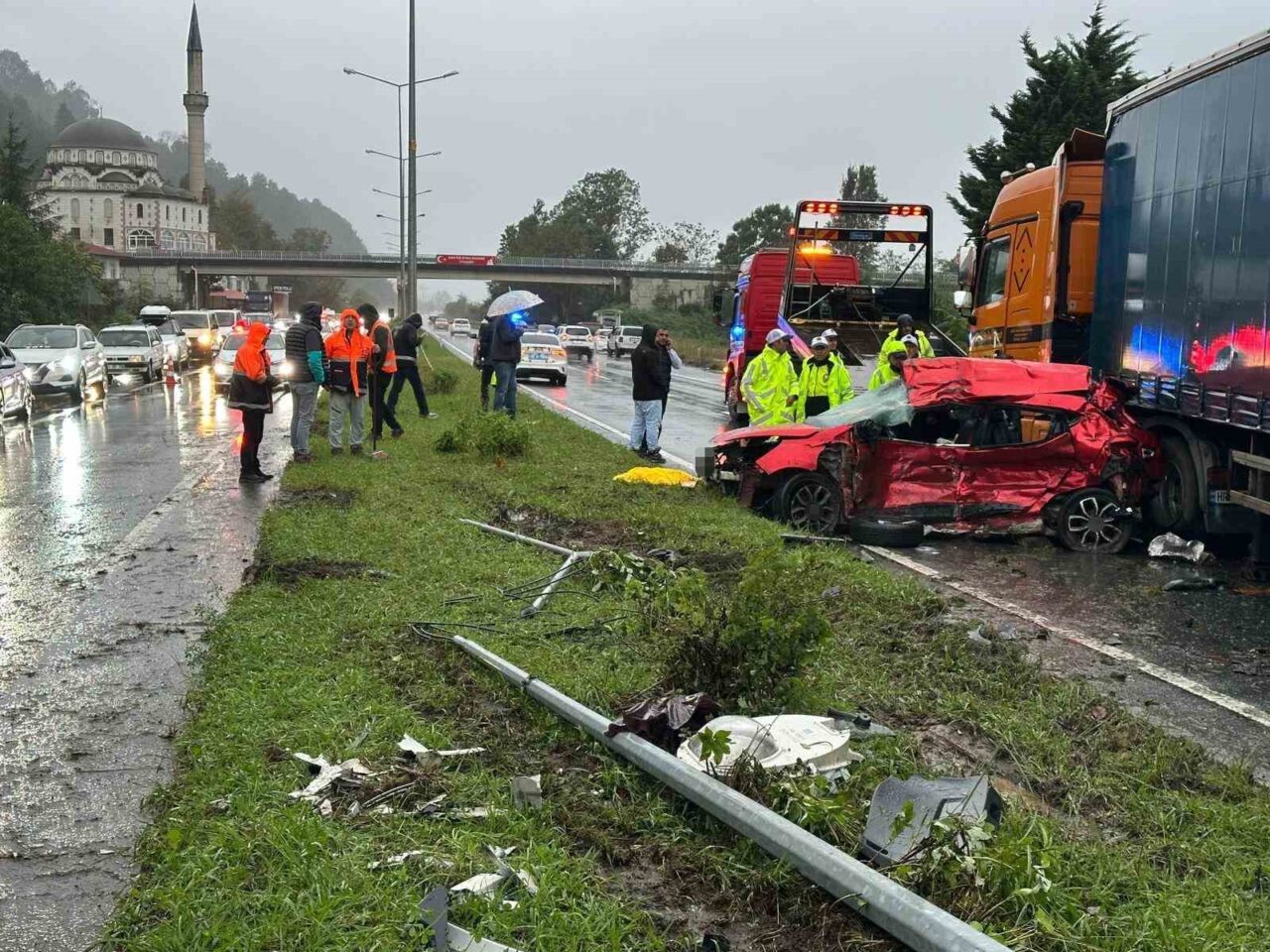 Rize'nin Çayeli ilçesinde meydana gelen trafik kazasında, otomobilin tır dorsesine