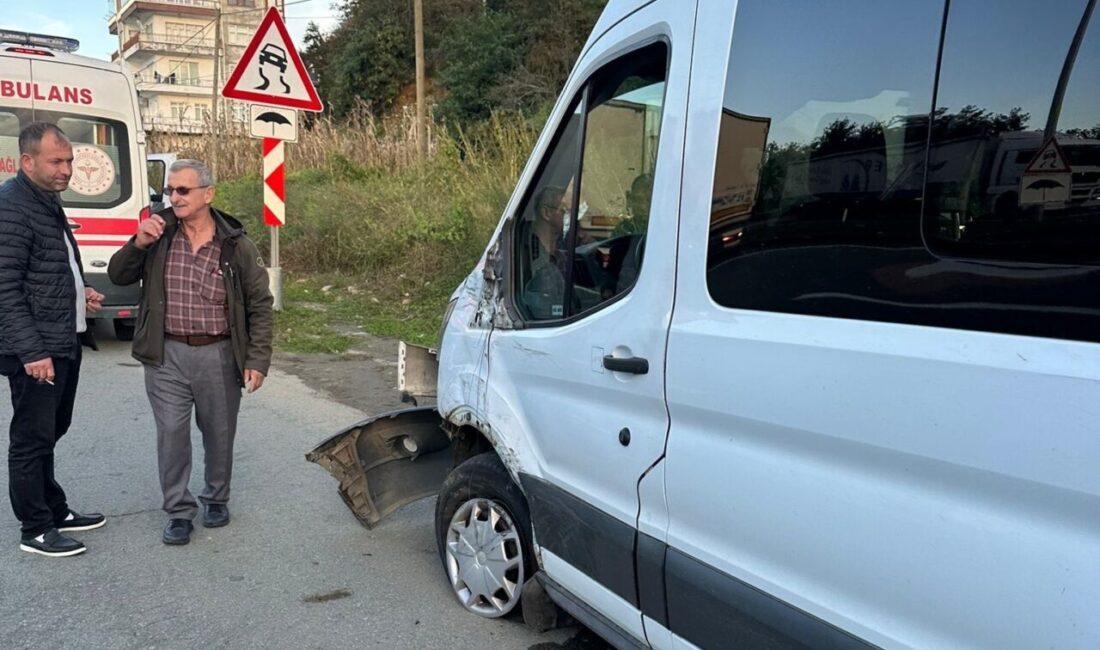 Rize’de Okul Servisi ile Kamyonetin Çarpışması: Öğrenciler Tedbir Amaçlı Hastaneye kaldırıldı Rize'nin Ardeşen ilçesinde, Turizm Meslek Lisesi öğrenci servisi ile bir