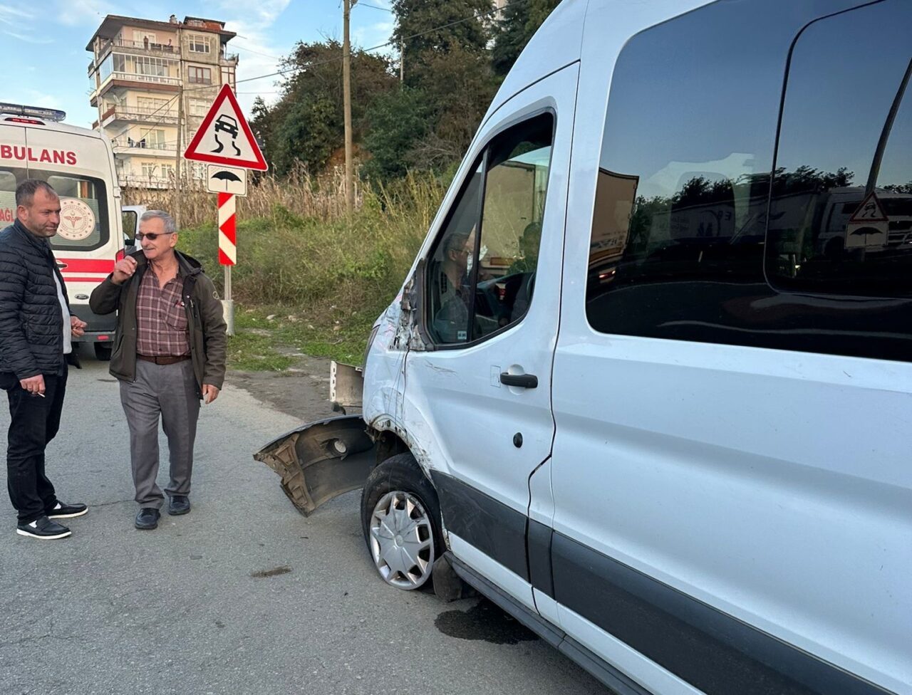Rize'nin Ardeşen ilçesinde, Turizm Meslek Lisesi öğrenci servisi ile bir