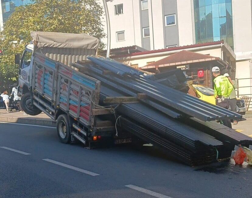 Rize'nin Eminettin Mahallesi'nde bir kamyon, yokuş çıkarken yüklerinin kayması sonucu