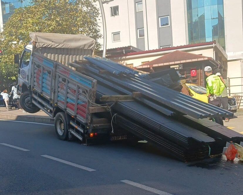 Rize'nin Eminettin Mahallesi'nde bir kamyon, yokuş çıkarken yüklerinin kayması sonucu