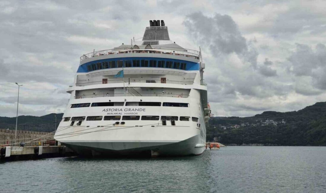 Rusya'nın Soçi kentinden gelen Astoria Grande kruvaziyer gemisi, Amasra Limanı'nda