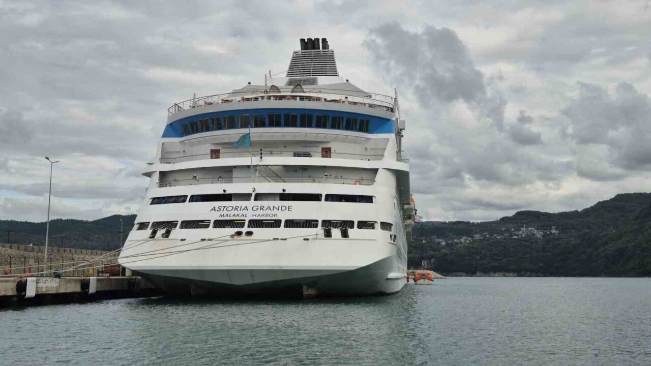 Rusya'nın Soçi kentinden gelen Astoria Grande kruvaziyer gemisi, Amasra Limanı'nda