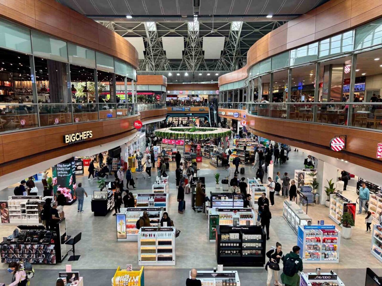 İstanbul Sabiha Gökçen Havalimanı'ndaki duty free alanı, 'walk through' konseptiyle