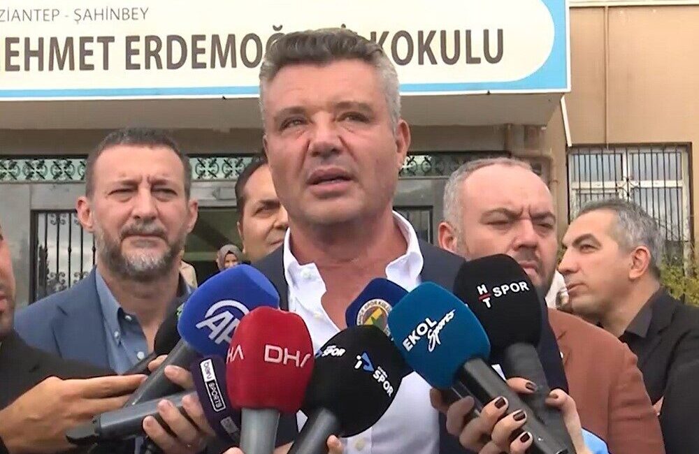 Sadettin Saran, ‘Bahis Oynayan Hakemler’ İddiaları Üzerine Açıklamalarda Bulundu Fenerbahçe Başkanı Sadettin Saran, Gaziantep’teki okul gezisi sırasında 'bahis oynayan