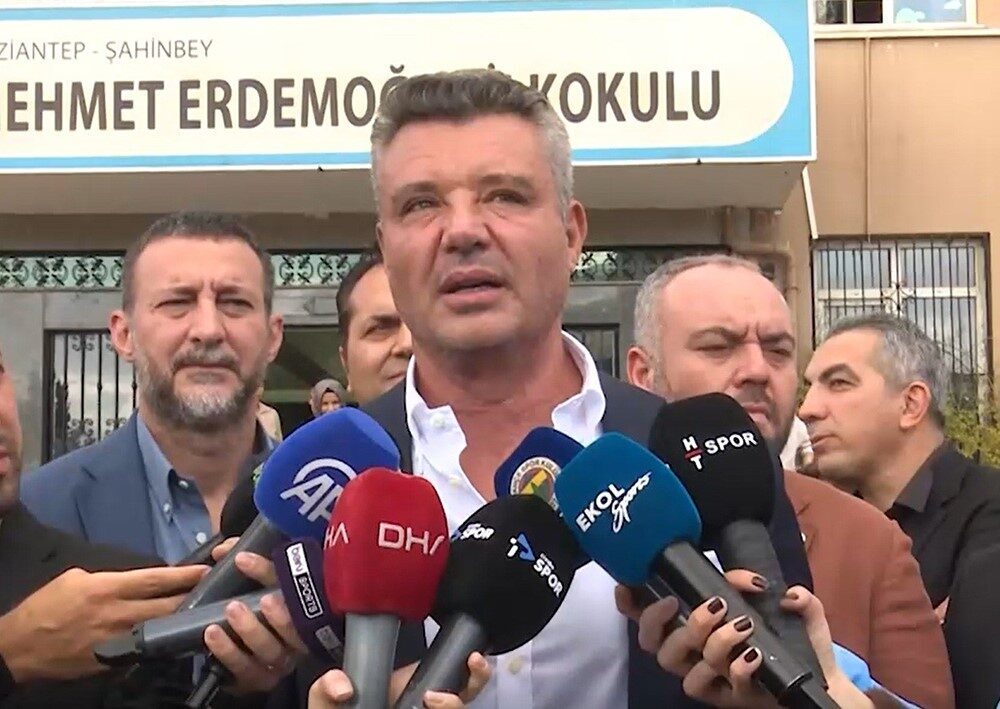 Fenerbahçe Başkanı Sadettin Saran, Gaziantep’teki okul gezisi sırasında 'bahis oynayan