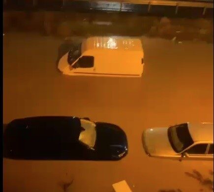 İzmir'in Bergama ilçesinde akşam saatlerinde yaşanan şiddetli yağışlar sele yol