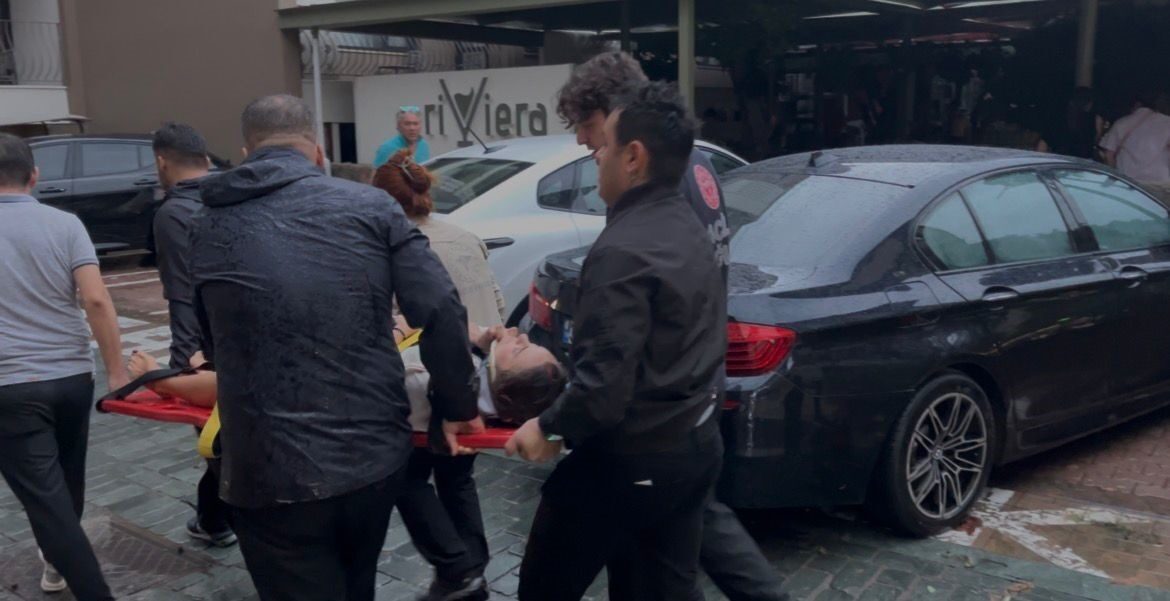 Antalya'da sağanak yağış ve şiddetli rüzgar, Muratpaşa ilçesinde devrilen bir